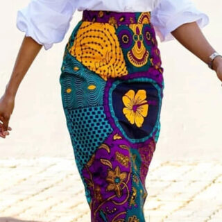 Jupe africaine très colorée portée avec un chemisier blanc