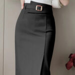 Jupe crayon noir avec un ceinture avec boucle dorée