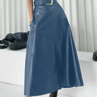 Jupe parapluie bleue en simili cuir avec une ceinture.