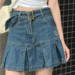 Jupe plissée courte en jean porté par une femme