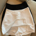 2 jupes short une noir et une blanche. Vue de face
