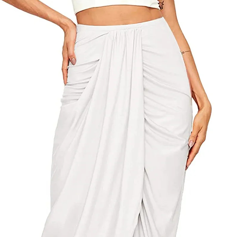 Photo d'un jeune femme une main sur la taille et une sur la hanche portant une jupe blanche drapée sur le devant et les côtés avec une large bande devant