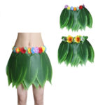 Femme portant une jupe hawaïenne en feuilles sur un fond blanc. On voit également les jupes à coté.