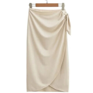 Photo d'une jupe tulipe mi-longue côtelé beige accrochée à un cintre