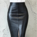 Jupe crayon noire en imitation cuir. Vue de face