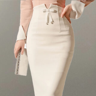 Jupe crayon beige avec un noeud papillon à la taille