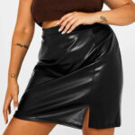 Photo d'une jupe en simili cuir noir portée par une femme avec des tatoos sur les bras.