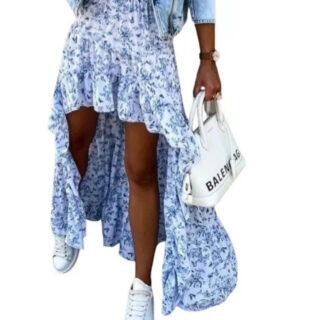 Jupe longue asymétrique avec motif floral. Portée par une femme avec des tennis et un sac