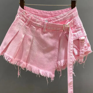 Jupe short rose suspendu à un cintre, vue de face