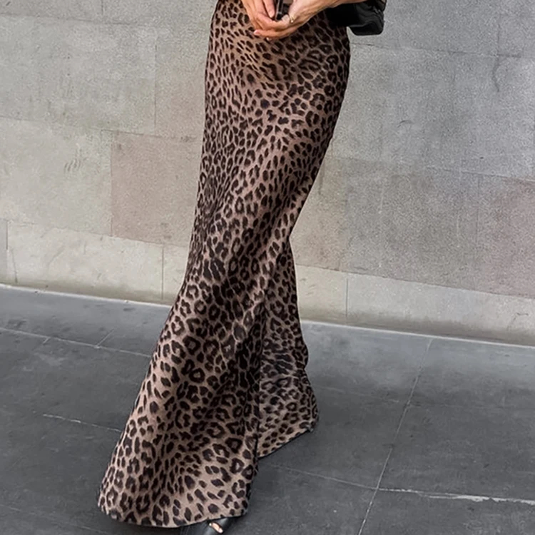 Femme portant une jupe longue imprimé léopard, on voit seulement ses jambes.