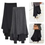 Deux pantalons jupes noirs et gris sur fond blanc. On voit également le pantalon noir porté par une femme à droite de l'image.