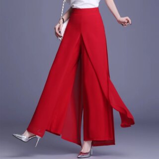 Femme portant un pantalon jupe rouge et des talons aiguilles.