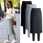 Femme portant un pantalon jupe gris et se trouvant dans la rue. On voit également trois pantalons jupes sur la droite de l'image.