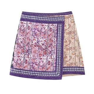 Jupe asymétrique courte avec un imprimé floral de couleurs violet, rose et beige.