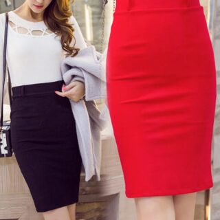 Jupe de tailleur noire et rouge portée par une femme en t-shirt à manches longues blanc