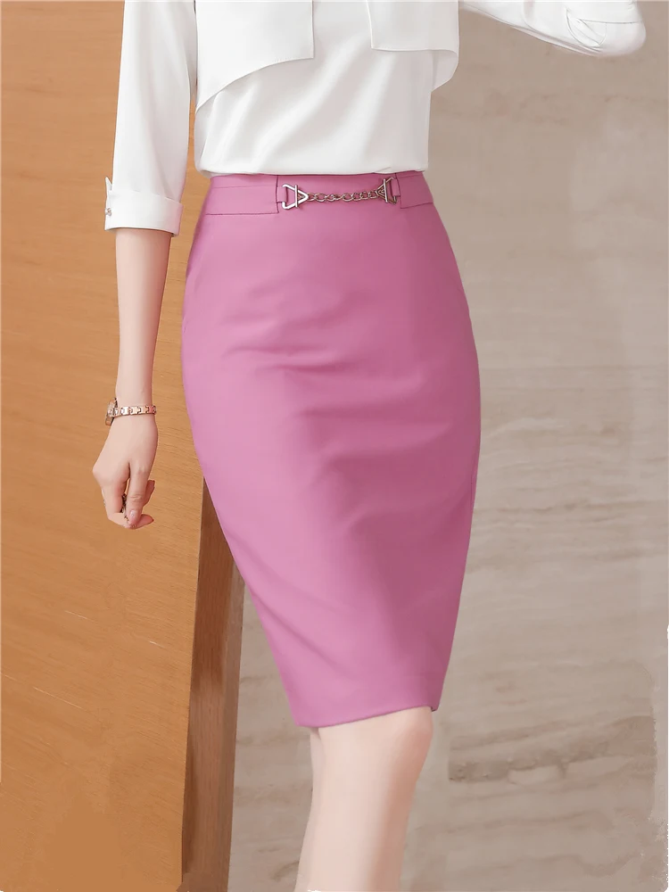 Jupe de tailleur rose mi-longue portée par une femme avec un chemisier blanc