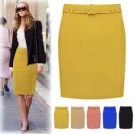 Jupe de tailleur mi-longue de 4 coloris, jaune doré, noir, bleu, et beige. Portée par une femme avec une veste noire