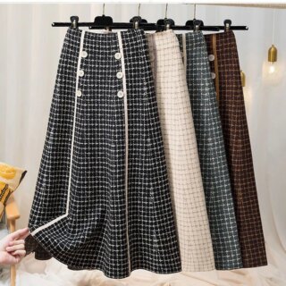 Photo de quatre jupes trapèze style tweed mi-longues de couleurs différentes sur cintres