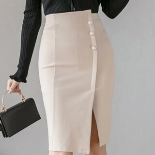 Jupe de tailleur crayon beige portée avec un haut noir