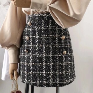 Jupe de tailleur en tweed avec boutons dorés sur le devant