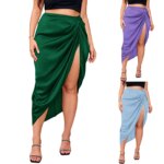 Photo de trois femmes portant une variation de couleurs de la même jupe drapée fendue très haut devant, l'une verte, une autre bleue et une violette