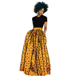 Photo d'une jupe wax jaune longue et plissée avec poches portée par une jeune femme avec un tee-shirt noir manches courtes