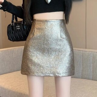 Photo d'une femme portant une mini jupe trapèze à paillettes dorée avec un haut noir et un sac à main noir.