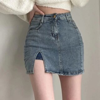 Jupe short en jean portée avec un pull beige, vue de face