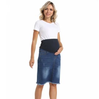 Jupe de grossesse en jean avec une ceinture extensible noire. Portée avec un t-shirt blanc par une femme blonde.