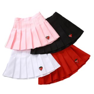 Sur fond blanc, on voit quatre jupes plissées pour petite fille. Elles sont rose, noire, blanche et rouge.