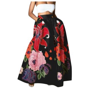Femme portant une longue jupe noire avec des fleurs sur fond blanc.