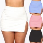Femme portant une mini jupe blanche et fendue sur le côté. On voit également les autres coloris sur le côté de l'image.
