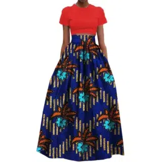 Mannequin qui porte une jupe longue en tissu africain et un t-shirt rouge.
