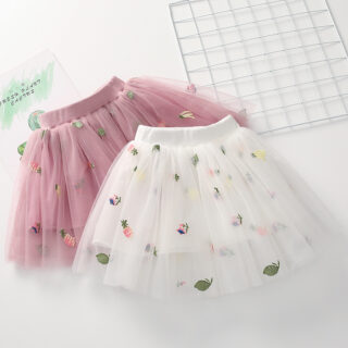 On voit deux jupes en tulle type tutu, une rose et une blanche.