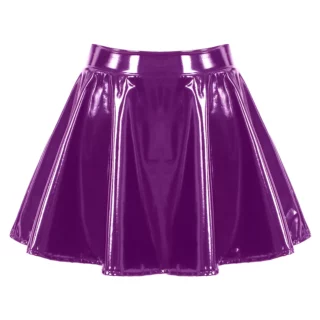 Photo d'une jupe patineuse violette en cuir synthétique verni sur un fond blanc