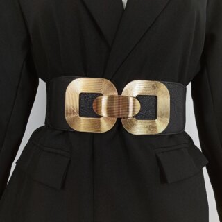 Photo d'une ceinture élastique à boucle design dorée sur une veste blazer.