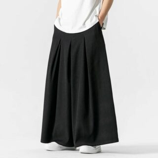 Jupe homme noire décontractée style japonais portée par un homme sur fond gris