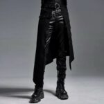 Jupe homme noire style médiévale portée par un homme sur fond gris