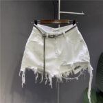 Mini Jupe Blanche Tendance et Décontractée accrochée à un cintre