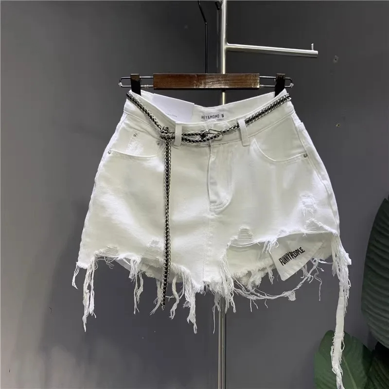 mini-jupe-blanche-tendance-decontractee-01 Mini Jupe Blanche Tendance et Décontractée accrochée à un cintre