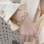 Bracelet Femme Élégant et Raffiné Argenté au poignet d'une femme