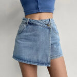Jupe en Jean Chic et Élégante au Style Vintage bleue sur fond gris