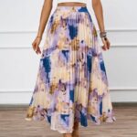 Jupe Plissée Colorée et Élégante au Style Décontracté portée par une femme