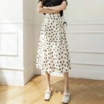 Jupe à Pois Légère et Confortable portée par une femme dans un intérieur