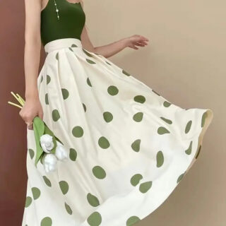 Jupe à Pois Raffinée et Décontractée portée par une femme