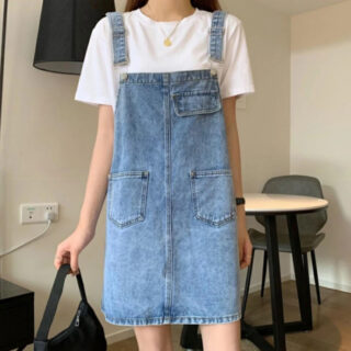 Jupe Salopette Bleue en Jean au Style Décontracté portée par une femme dans un intérieur