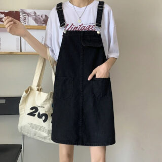 Jupe Salopette Noire Tendance et Confortable portée par une femme dans un intérieur