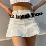 Jupe Short Blanche Tendance et Décontractée portée par une femme