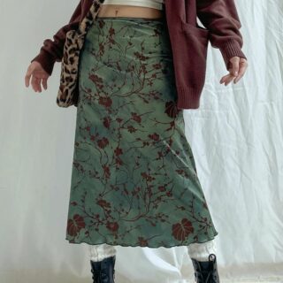 Jupe Vintage Verte Élégante à Imprimé Floral portée par une femme