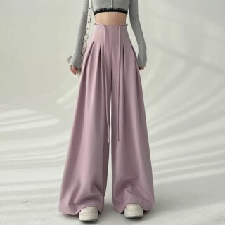 Jupe Culotte Moderne avec Ceinture à Lacet portée par une femme sur fond gris